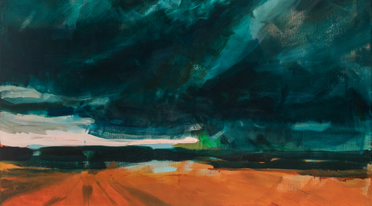 Auf einem Gemälde schweben schwarze Wolken über einem Feld.