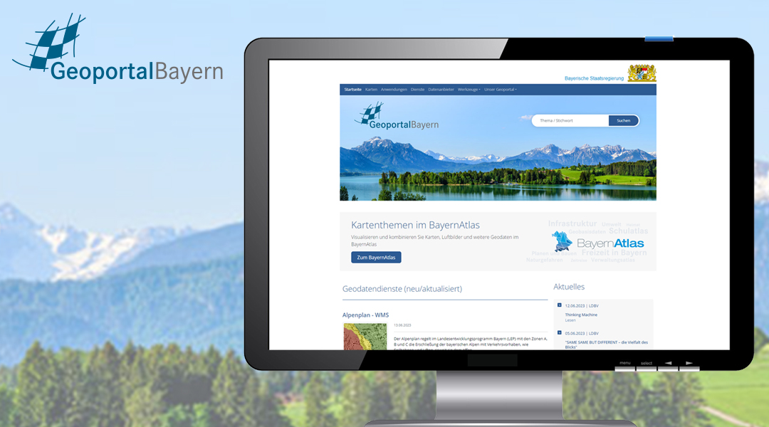 Im Vordergrund ein Bildschirm mit der Internetseite vom Geoportal Bayern, im Hintergrund eine Bergkulisse und das Logo vom Geoportal Bayern