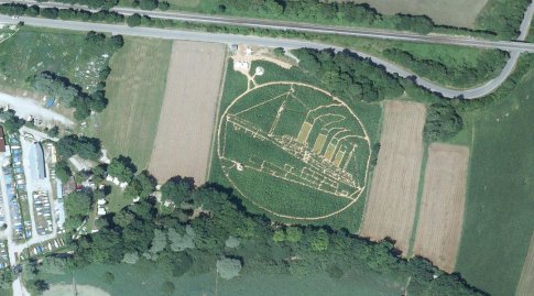 Auf einer Luftbildaufnahme ist ein Feld-Labyrinth mit Titanic Motiv zu sehen.