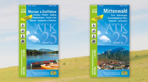 Titelseiten der beiden ATK25, im Hintergrund ein Wiesenabhang