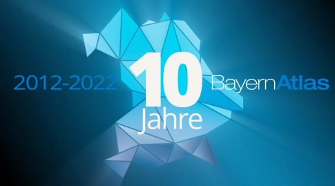 Das leuchtende Logo des BayernAtlas im Hintergrund; davor der Text: 2012-2022 10 Jahre BayernAtlas