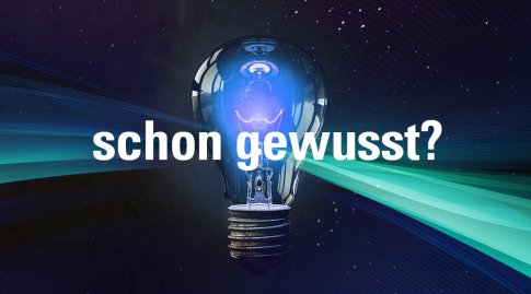 Glühbirne mit stilisierten Lichtstrahlen vor schwarzem Hintergrund, davor der Schriftzug 