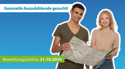 Zwei junge Auszubildende halten den Landkarte fest