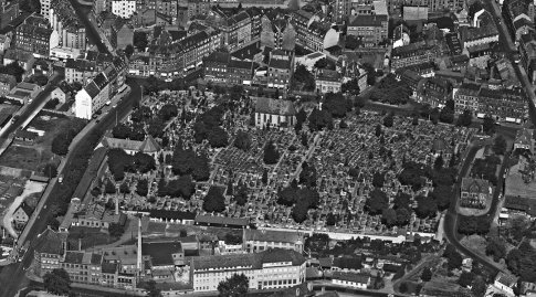 Schwarz weiß Schrägbild vom Johannisfriedhof in Nürnberg