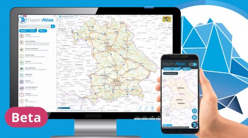 Ein Monitor und ein Smartphone zeigen die Oberfläche des neuen BayernAtlas