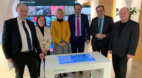 Nachfolgende sechs Personen stehen für ein Gruppenbild von links nach rechts aufgereiht: LDBV-Präsident Daniel Kleffel, Petra Högl (MdL), Finanz- und Heimatstaatssekretär Martin Schöffel, Dr. Bernhard Resch (Bürgermeister Abensberg) und Jürgen Mühlbauer (ADBV Abensberg) bei der Eröffnung der Wanderausstellung 