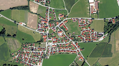 Luftbild mit Feldern und Häusersiedlung. Die Häuser sind mit roten Punkten markiert.