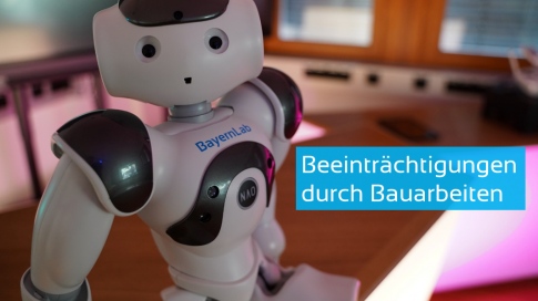 Roboter Nao sitzt auf Empfangstheke