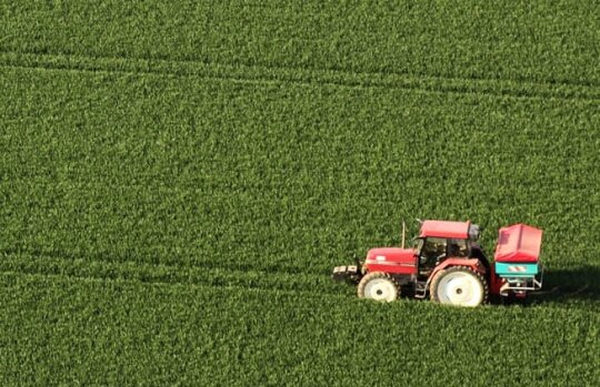 Traktor auf Feld