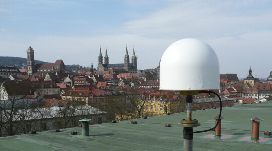 Sapos Antenne auf einem Dach in Bamberg als Referenzstation