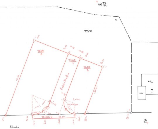 Fortführungsriss mit schwarzen Linien für alte Grenzen und rote für neue Grenzen und Gebäude