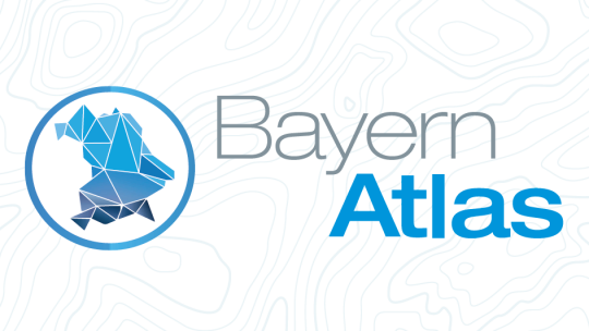 BayernAtlas-Logo mit Schriftzug und Höhenlinien im Hintergrund