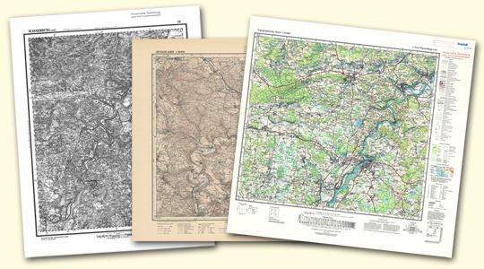 Drei Halbblätter des Topographischen Atlas im Maßstab 1:50.000 sind nebeneinander angeordnet. Die rechte Karte ist eine schwarz-weiß-Ausgabe. Die anderen beiden sind "Buntausgaben"